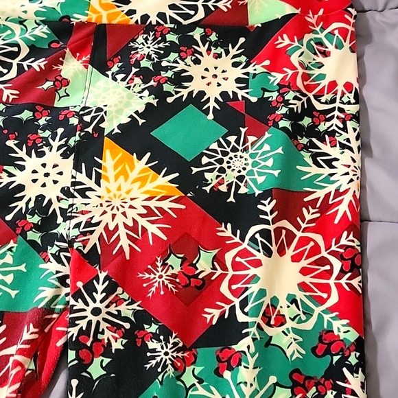LulaRoe 2 Pair leggings tall and curvy, snowflakes & ornaments. - Picture 4 of 10